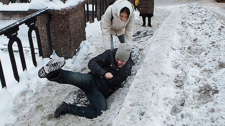 Yol polisindən piyadalara çağırış: hündürdaban ayaqqabı geyinməyin...