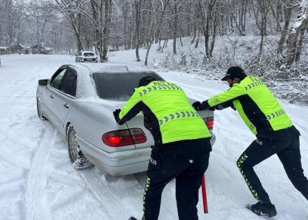 Polis qarlı havada vətəndaşlara belə yardım edir