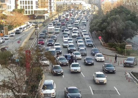 Bakıda körpüdə qəza sıxlığa səbəb oldu