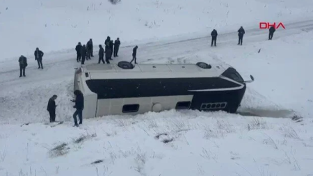 Türkiyədə daha bir avtobus qəzaya düşdü