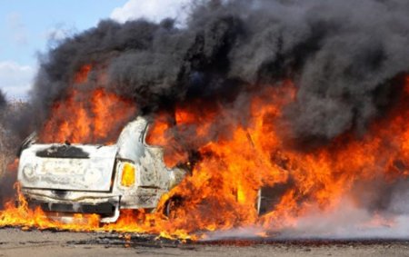 Bakıda “Mercedes” işıq dirəyə çırpılıb yandı