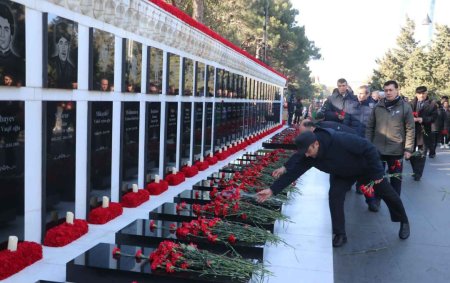 ETSN kollektivi Şəhidlər xiyabanını ziyarət edi