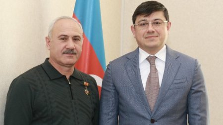 Fuad Muradov diaspor təşkilatının sədrinə medal təqdim etdi