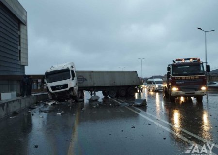 Bakı-Quba yolunda qəza: Beton maneələr və işıq dirəyi sıradan çıxdı