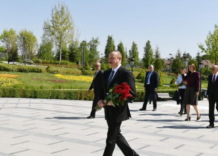 Prezident Ankarada Heydər Əliyevin abidəsini ziyarət etdi