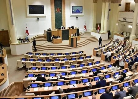 Gürcüstanın yeni baş naziri deputat mandatından məhrum edildi