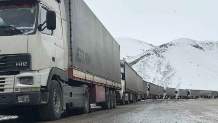 Türkiyə-İran sərhədində 15 kilometrlik növbə yarandı