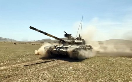 Azərbaycan tankları şərti düşməni məhv etdi - VİDEO