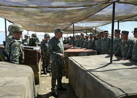 Kərim Vəliyev artilleriya bölmələrinin taktiki təlimini izlədi