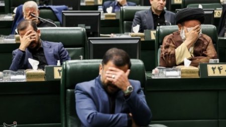 İranlı deputatlar parlamentin iclasında