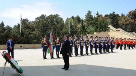 Tacikistan Prezidenti Şəhidlər xiyabanını ziyarət etdi