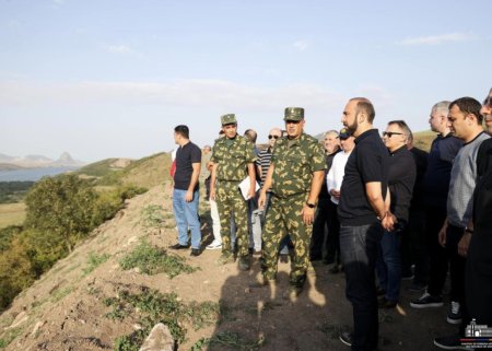 Mirzoyan sərhəddə Azərbaycan mövqelərinə baxdı