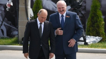 Putin Lukaşenkonu mükafatlandırdı