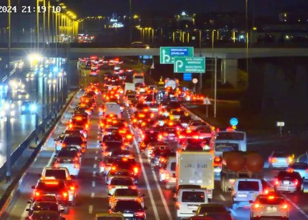 Aeroport yolunda qəza sıxlığa səbəb oldu