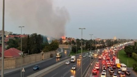 Yanğına baxan sürücülər aeroport yolunda sıxlığa səbəb oldu