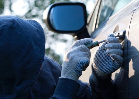 Bakıda "Mercedes"dən 4600 manatlıq telefon oğurlandı