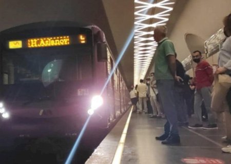 Metroda problem - Sərnişinlər qatardan düşürüldü