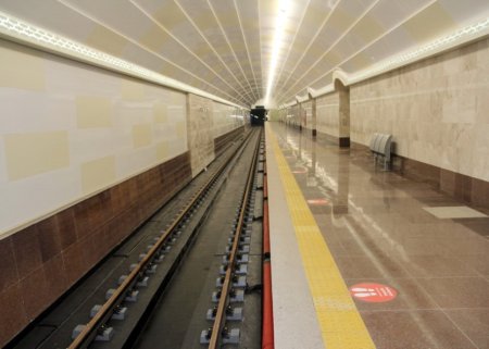 Metroda relslərə əşya atmağa görə cərimə artırılır