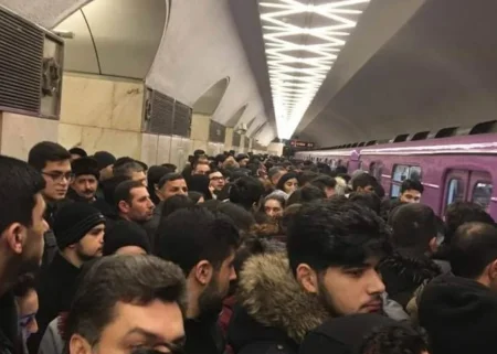 Metroda problem - Sərnişinlər qatardan düşürüldü (VİDEO)