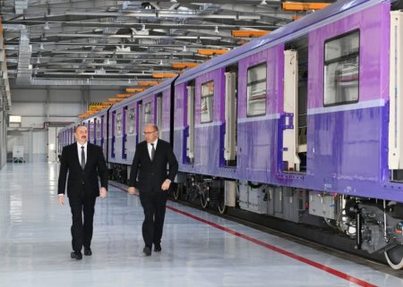 Prezident yeni nəsil metro qatarları ilə tanış oldu