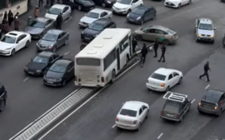 Bakıda avtobus qəza törətdi - VİDEO