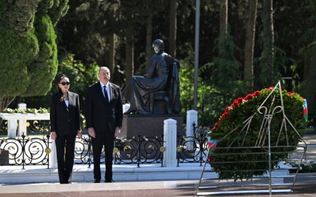 Prezident və xanımı Heydər Əliyevin məzarını ziyarət etdi