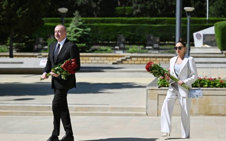 İlham Əliyev və Mehriban Əliyeva faşizm üzərində Qələbə uğrunda mübarizədə həlak olan azərbaycanlıların xatirəsini anıblar
