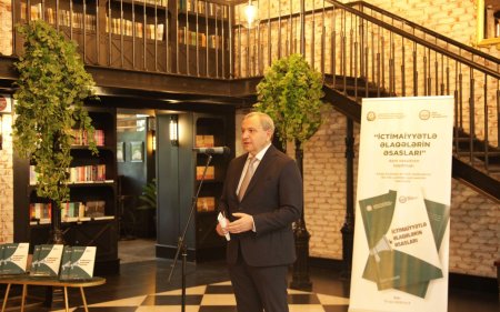“İctimaiyyətlə əlaqələrin əsasları” adlı dərs vəsaitinin təqdimatı keçirildi