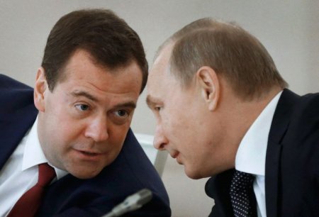 Putin Medvedevi təltif etdi