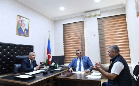 Rövşən Rzayev vətəndaşların müraciətlərini dinlədi