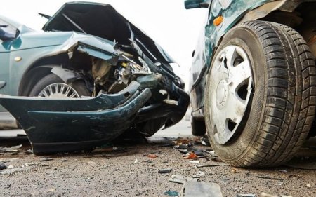 Samuxda iki maşın toqquşdu - Xəsarət alanlar var