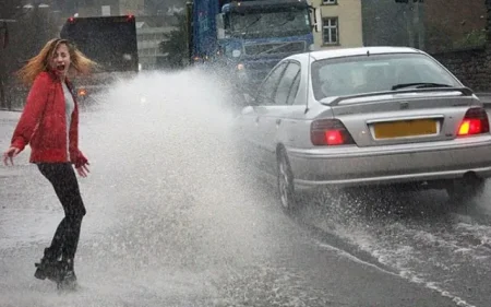 Piyadalara su sıçradan sürücüləri hansı cəza gözləyir? - VİDEO