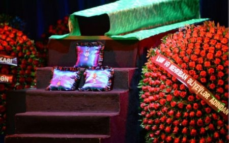 Prezidentlə xanımı vida mərasiminə əklil göndərdi