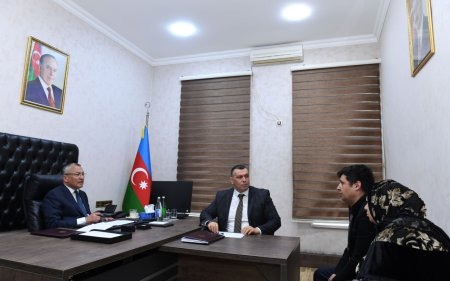 Rövşən Rzayev vətəndaşların müraciətlərini dinlədi