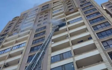 Bakıda yaşayış binasında yanğın - VİDEO