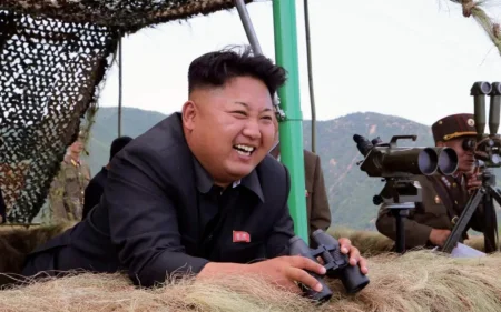 Kim Çen In modernləşdirilmiş silah sistemlərinin sınaqlarını izlədi