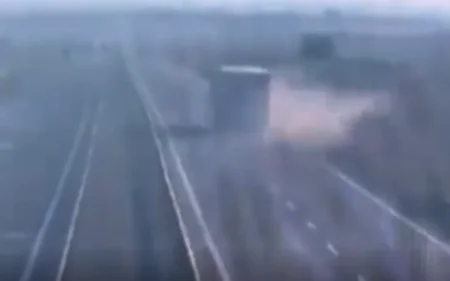 Yük maşını minik avtomobili ilə toqquşdu - ANBAAN VİDEO
