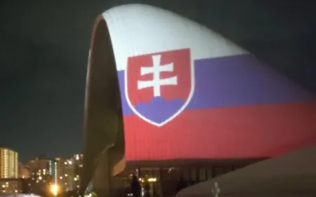 Heydər Əliyev Mərkəzi Slovakiya bayrağının rənglərinə büründü
