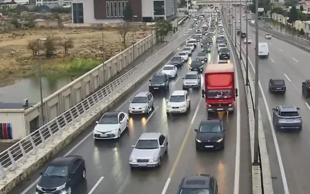 Yağışlı havada tıxac olan yollar - SİYAHI